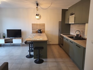 Kühlschrank, Mikrowelle, Ofen, Herdplatte