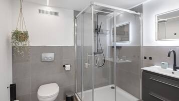 Dusche, Haartrockner, Handtücher