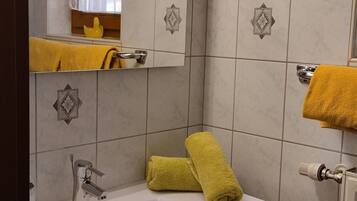 Douche, sĂšche-cheveux, serviettes fournies