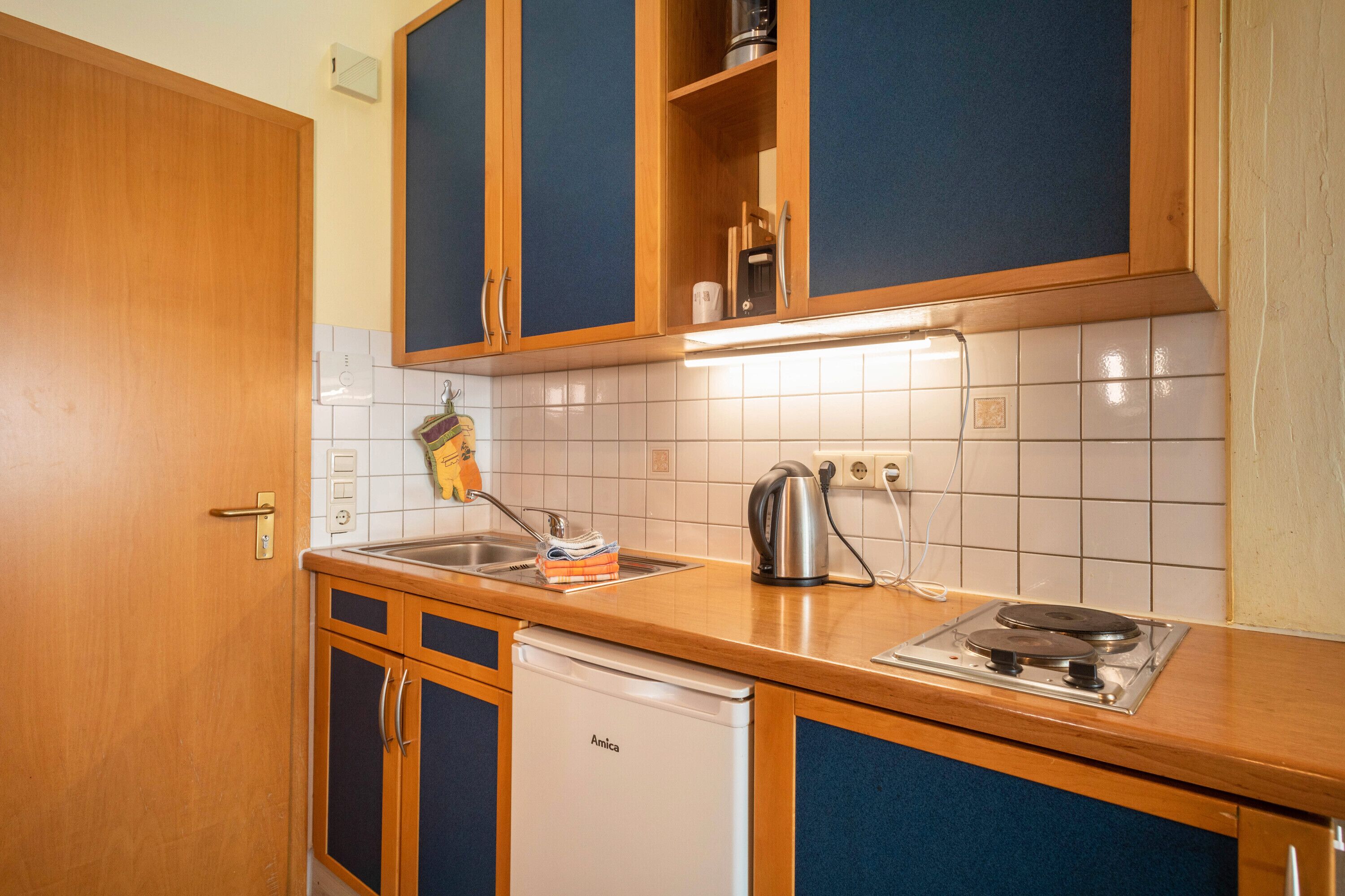 Refrigerador, microondas, parrilla de estufa y cafetera y tetera 