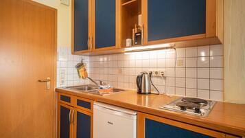 Refrigerador, microondas, parrilla de estufa y cafetera y tetera