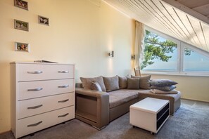 TV, DVD player - Apartment with Lake View, Balcony and Wi-Fi (Deggenhausertal)