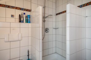 Bruser, hårtørrer, håndklæder