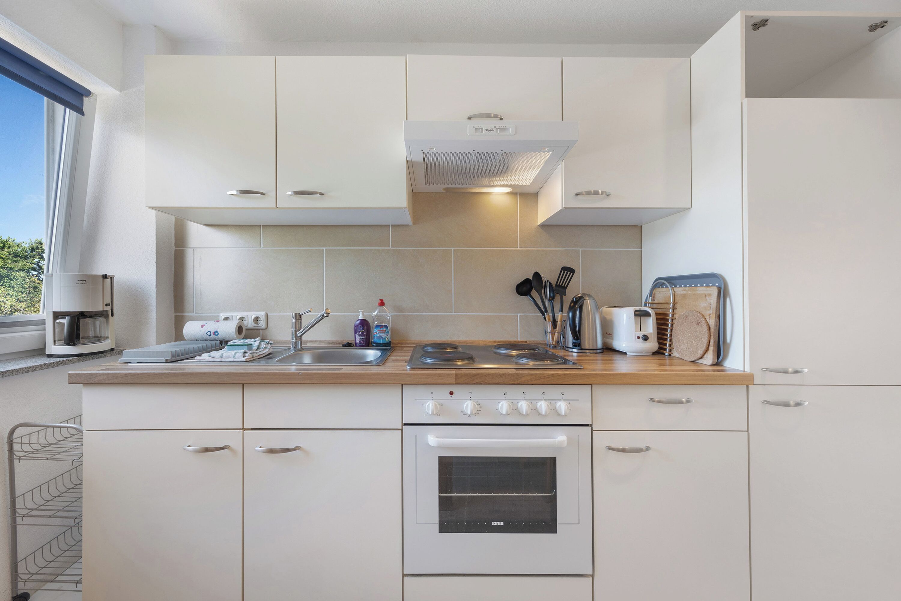 Kühlschrank, Ofen, Herdplatte, Wasserkocher mit Kaffee-/Teezubehör