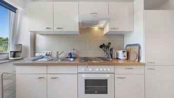 Kühlschrank, Ofen, Herdplatte, Wasserkocher mit Kaffee-/Teezubehör