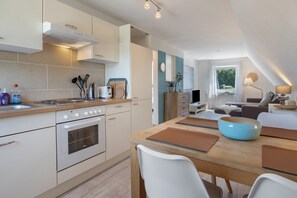 Fridge, oven, stovetop, coffee/tea maker