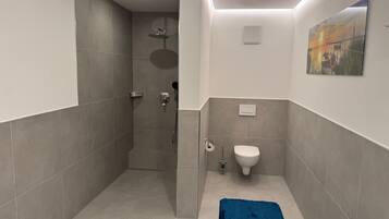 Een douche, handdoeken