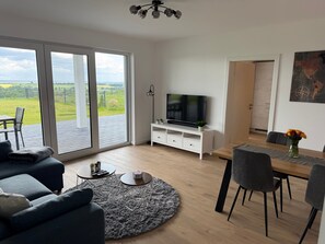 TV - Apartment 'Meer' with Lake View, Private Terrace and Wi-Fi (Wölpinghausen)