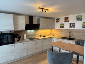 Fridge, oven, stovetop, dishwasher - Apartment 'Meer' with Lake View, Private Terrace and Wi-Fi (Wölpinghausen)