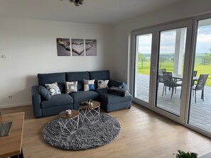 TV - Apartment 'Meer' with Lake View, Private Terrace and Wi-Fi (Wölpinghausen)