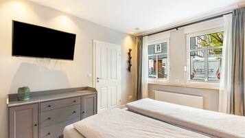 3 bedrooms, iron/ironing board, free WiFi, bed sheets