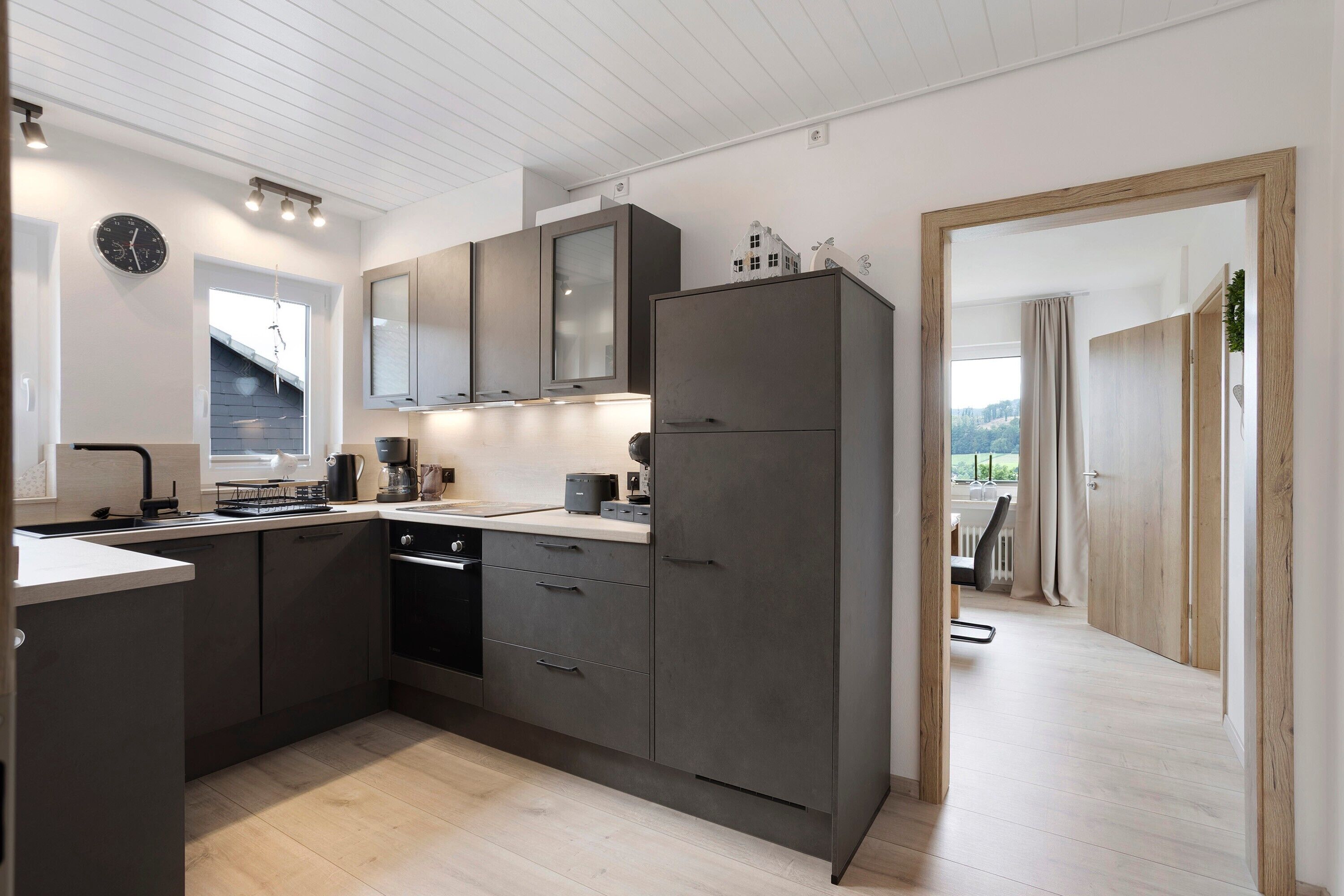 Køleskab, mikrobølgeovn, ovn, kogeplade