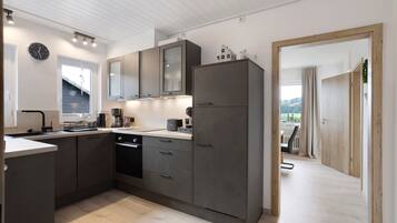 Køleskab, mikrobølgeovn, ovn, kogeplade