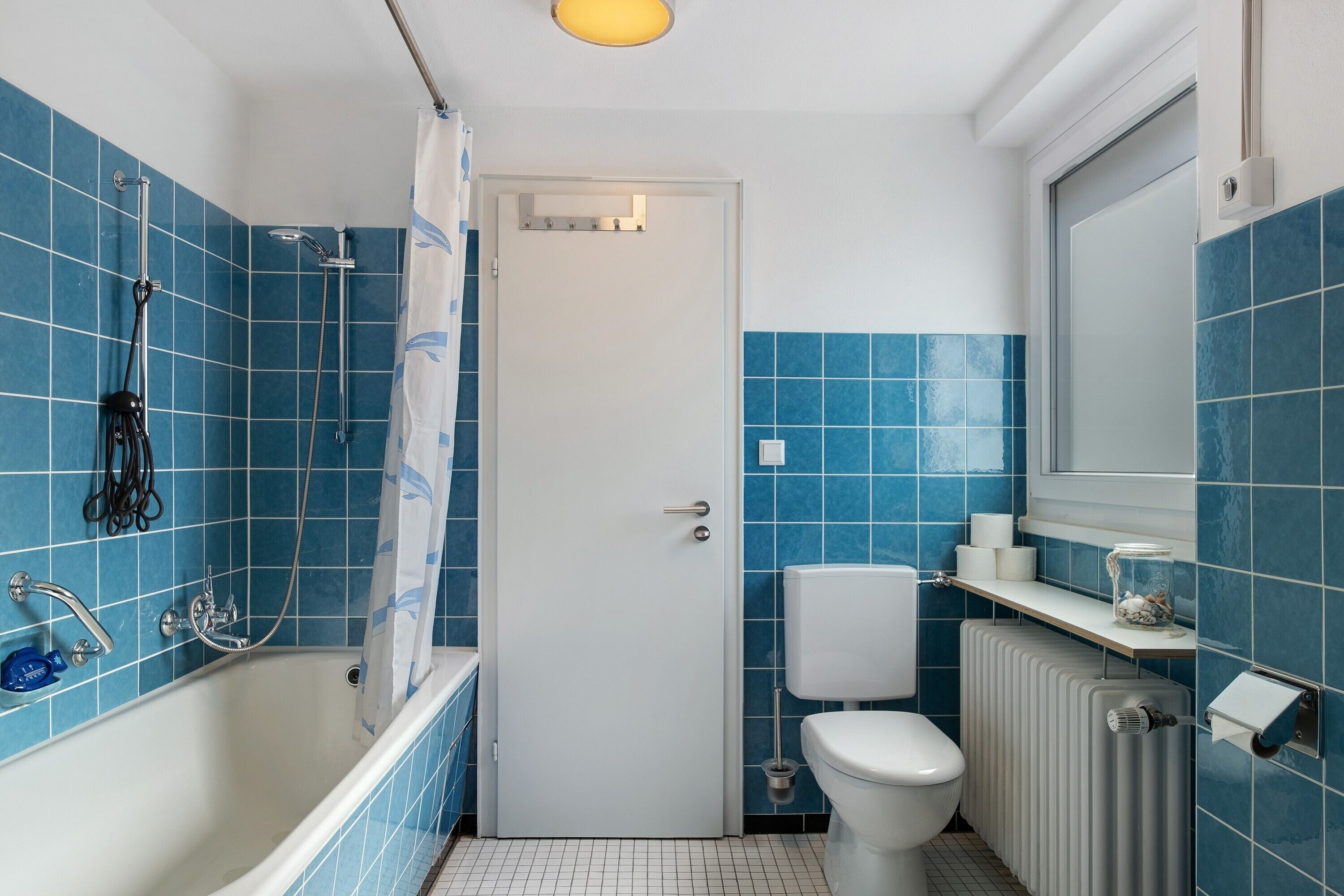 Ein Badezimmer mit Badewanne, Toilette und Dusche.