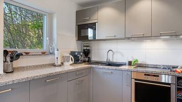 冷蔵庫、電子レンジ、オーブン、コンロ