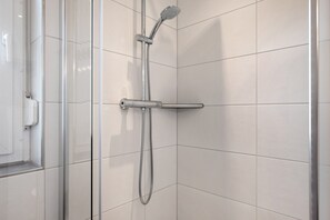 Suihku, hiustenkuivaaja, pyyhkeet