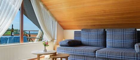 Télévision, lecteur de DVD, table de tennis de table, chaîne hi-fi