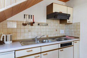 Fridge, stovetop, coffee/tea maker, electric kettle