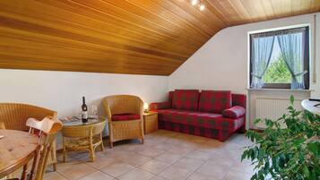 Fernseher, Tischtennisplatte, Stereoanlage