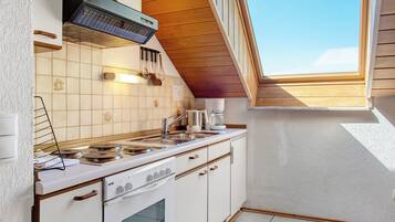 Kühlschrank, Ofen, Herdplatte, Wasserkocher mit Kaffee-/Teezubehör