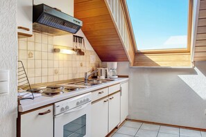 Fridge, oven, stovetop, coffee/tea maker