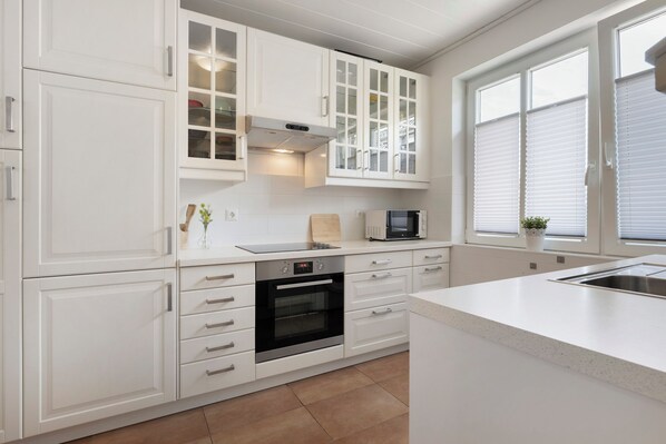 Kylskåp, mikrovågsugn, diskmaskin och kaffe- och tebryggare