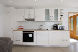 Jääkaappi, mikroaaltouuni, uuni, liesi