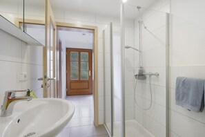 Douche, sèche-cheveux, serviettes fournies