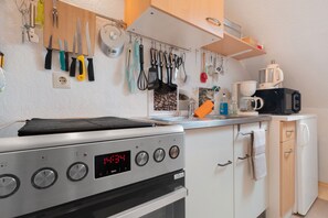 Fridge, microwave, oven, stovetop - Holiday Apartment Hieltscher (Cuxhaven)