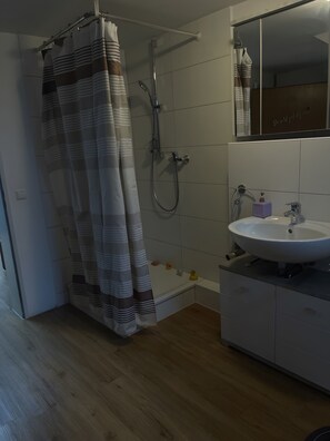 Een douche, een haardroger, handdoeken
