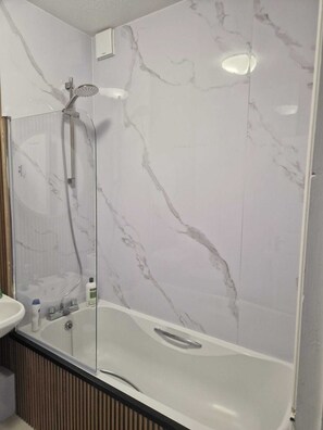Een haardroger, handdoeken, zeep, shampoo