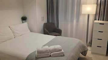 1 habitación, tabla de planchar con plancha, wifi y ropa de cama