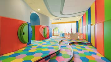 Área de juegos infantiles bajo techo