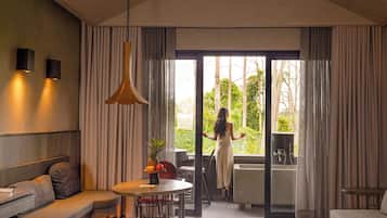 Premier-Zweibettzimmer, Gartenblick | Zimmersafe, Schreibtisch, schallisolierte Zimmer, kostenloses WLAN