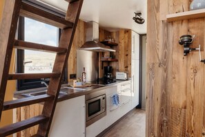 Jääkaappi, uuni, liesi, kahvin-/teenkeitin