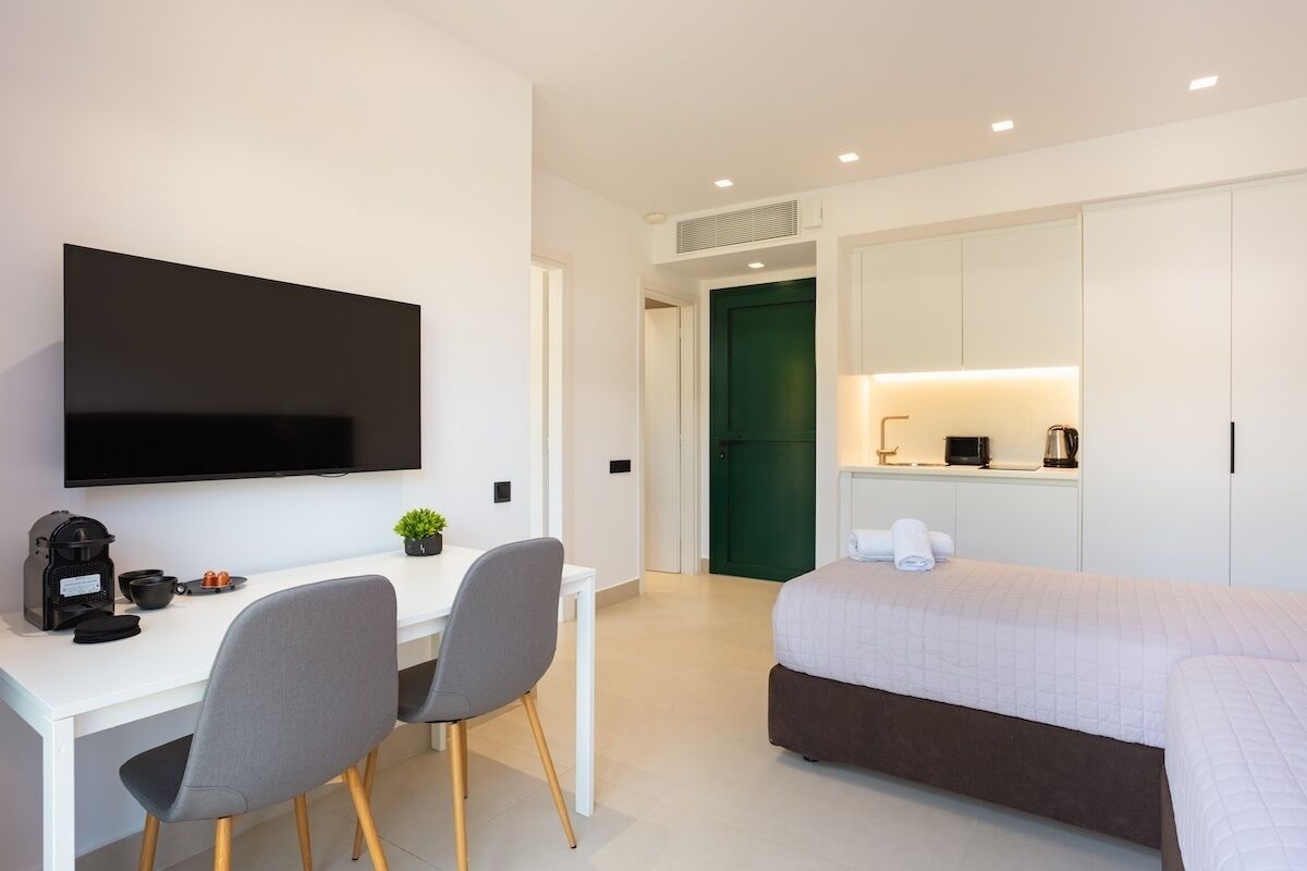 Deluxe Quadruple Room, Pool View | Living area