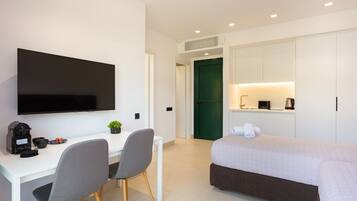 Deluxe Quadruple Room, Pool View | Living area