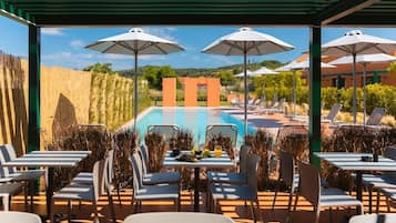 Daily full breakfast (EUR 10 per person)