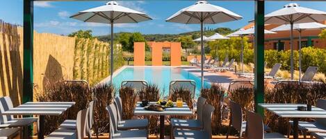 Petit déjeuner complet (10 EUR par personne)