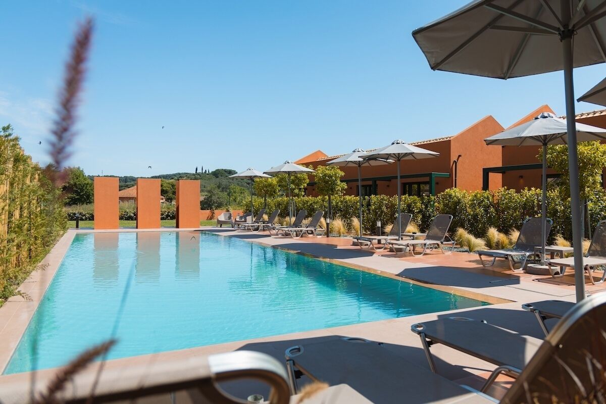 Una piscina al aire libre de temporada (de 09:00 a 19:00), sombrillas
