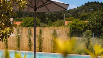 Deluxe-Vierbettzimmer, Poolblick | Terrasse/Patio