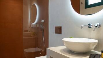 Deluxe Double or Twin Room, Pool View | Bathroom