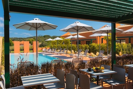 Daily full breakfast (EUR 10 per person)