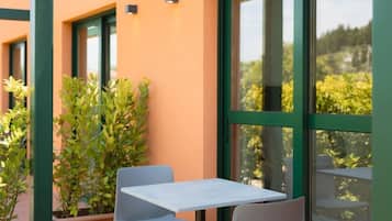 Habitación cuádruple Deluxe, vista a la alberca | Terraza o patio