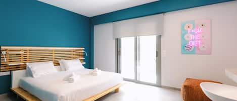 In-room safe, soundproofing, free WiFi, bed sheets