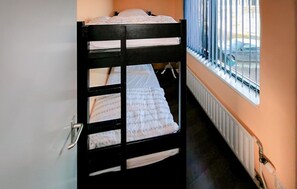 3 bedrooms, iron/ironing board, travel crib, free WiFi