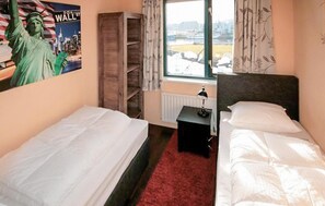 3 dormitorios, tabla de planchar con plancha, cuna de viaje