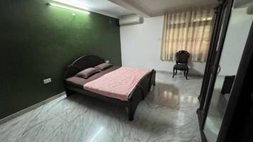 1 habitación, escritorio, tabla de planchar con plancha y wifi gratis