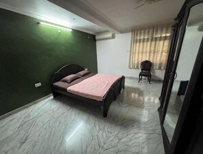 Desk, iron/ironing board, free WiFi, bed sheets