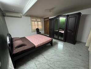 Desk, iron/ironing board, free WiFi, bed sheets
